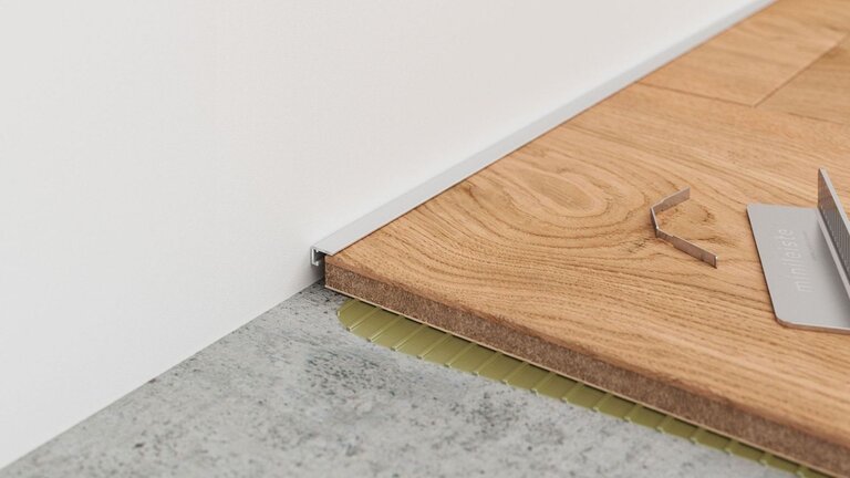 Weißes Abschlussprofil an Wand